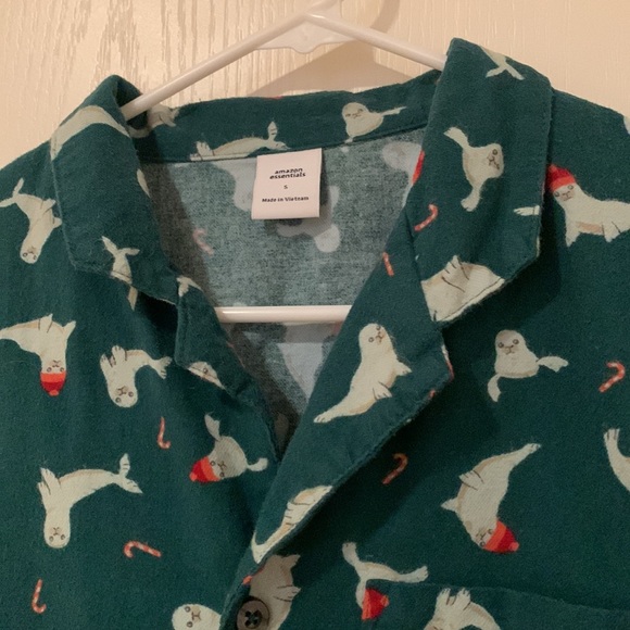 Christmas seal 🦭 pajama top long sleeved seals w hats candy canes used & cute - Picture 4 of 17